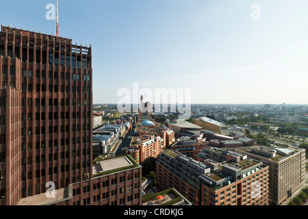 Potsdamer Platz dal di sopra, visto da DB Tower, con Kollhoff Tower presso la parte anteriore e debis-Haus nella parte posteriore, Berlino Foto Stock