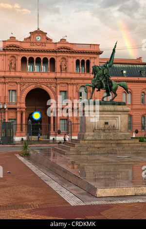 La Casa Rosada, Casa Rosa, la sede ufficiale del governo argentino e gli uffici del Presidente dello Stato, con un arcobaleno Foto Stock