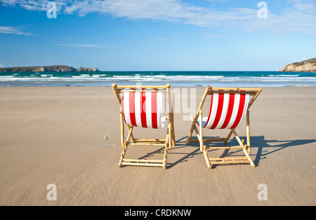 Vuoto due sedie a sdraio sulla spiaggia, Camaret-sur-Mer, Finisterre, Bretagna, Francia, Europa Foto Stock