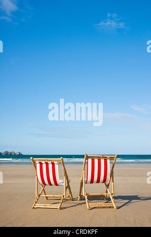 Vuoto due sedie a sdraio sulla spiaggia, Camaret-sur-Mer, Finisterre, Bretagna, Francia, Europa Foto Stock