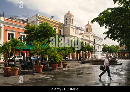 Calle de San Francisco nel centro storico della città di San Juan, San Juan, Puerto Rico, un territorio non costituite in società delle nazioni Foto Stock