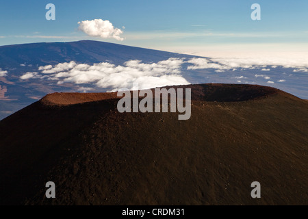 Vista dalla cima del Mauna Kea Vulcano, 4205m, su un cratere nelle vicinanze verso Mauna Loa all'orizzonte, Mauna Kea Hawai'i Foto Stock