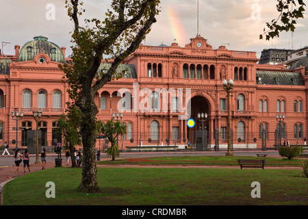 La Casa Rosada, casa rosa, sede ufficiale del governo argentino e l'ufficio del presidente, con arcobaleno, Buenos Aires Foto Stock