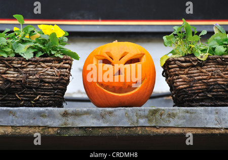 Pub facciata con una zucca di Halloween faccia, Hampshire, Regno Unito Foto Stock