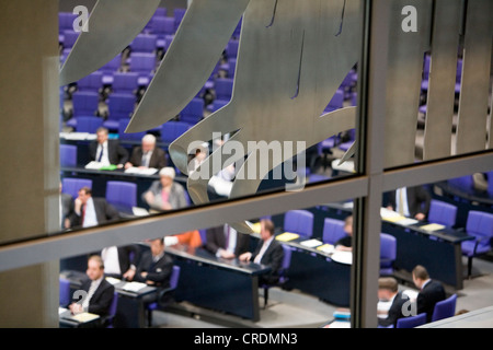 Deutscher Bundestag, il parlamento tedesco, sessione nella sala plenaria del Reichstag, parti dell'aquila federale a Foto Stock