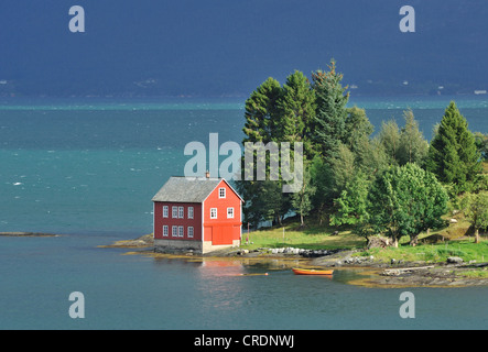 Casa in legno su una piccola isola nel Fiordo Hardanger, Oma, Norvegia Foto Stock