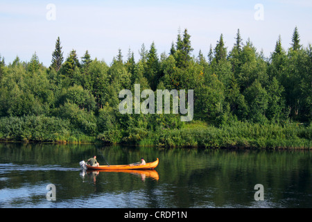 La pesca in fiume Ounasjoki, Finlandia e Lapponia Foto Stock