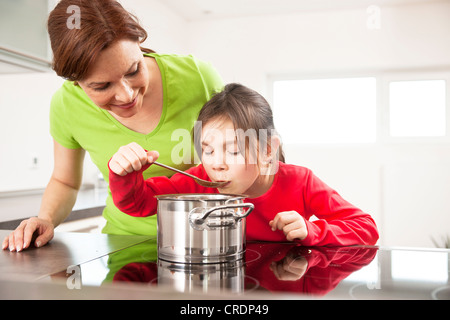 Madre e figlia insieme di cottura Foto Stock