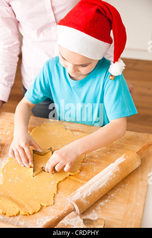 Immagini Stock - Il Bambino Taglia I Biscotti Dall'impasto. Image 135271062