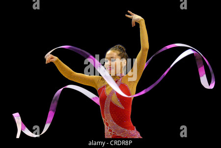 Donna facendo ginnastica ritmica con nastro Foto Stock