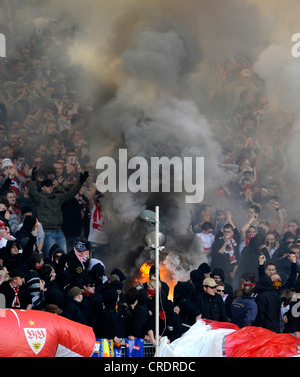 Calcio, gli hooligan impostazione fire presso lo stand Foto Stock
