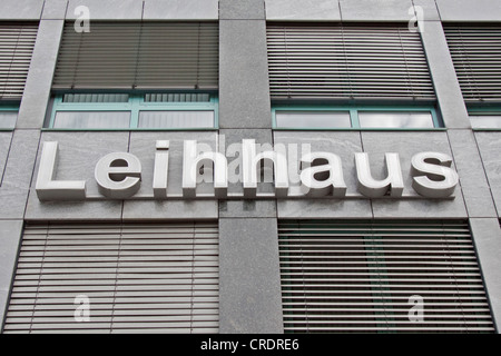 Lettering "Leihhaus', Tedesco per 'pawnshop', su una facciata Foto Stock