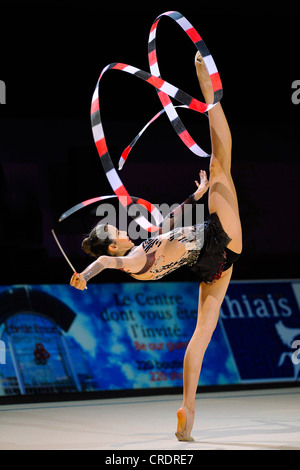 Donna facendo ginnastica ritmica con nastro Foto Stock