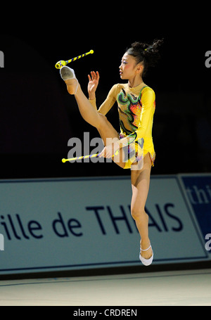 Donna facendo ginnastica ritmica con i club Foto Stock