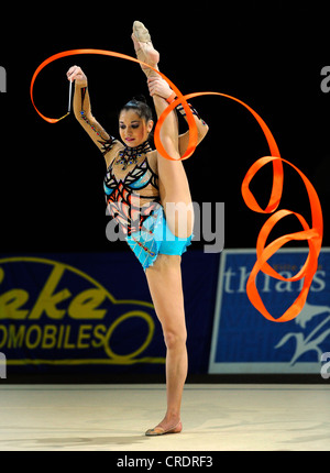 Donna facendo ginnastica ritmica con nastro Foto Stock