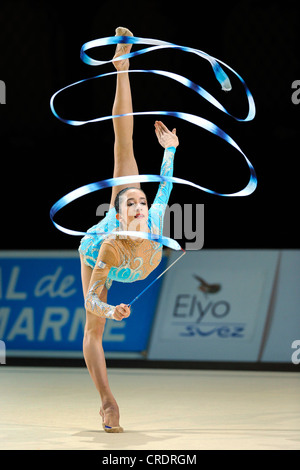 Donna facendo ginnastica ritmica con nastro Foto Stock