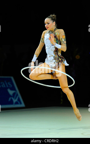 Donna facendo ginnastica ritmica con hoop Foto Stock