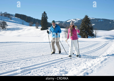 Paio di sci di fondo in montagna Foto Stock