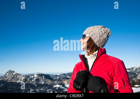 Il nordic walking donna in montagna Foto Stock