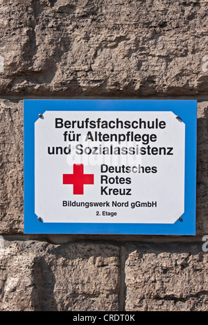 Segno su un edificio, Berufsfachschule fuer Altenpflege und Sozialassistenz, Deutsches Rotes Kreuz, Tedesco per la scuola professionale Foto Stock