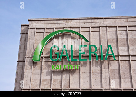 Galeria Kaufhof departement store presso Alexanderplatz di Berlino, Germania, Europa Foto Stock