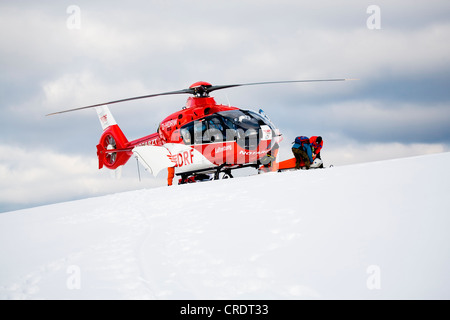 Operazione di salvataggio con un salvataggio in elicottero in Turingia montagne di ardesia, Turingia, Germania, Europa Foto Stock