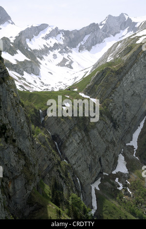 Cascata nella parete di roccia a Meglisalp, Svizzera, Wasserauen Foto Stock