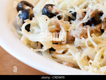 Spaghetti al tonno, olive e formaggio closeup Foto Stock