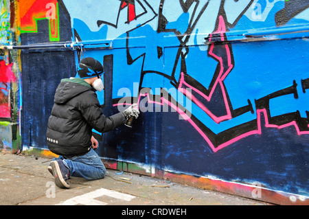 Irroratrice Graffiti o artista, 11 anni, Colonia, nella Renania settentrionale-Vestfalia, Germania, Europa PublicGround Foto Stock