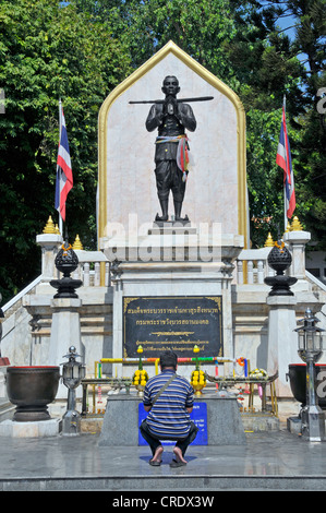 Il culto, l'uomo in ginocchio davanti a un monumento del Re Rama I, Bangkok, Thailandia, Asia PublicGround Foto Stock