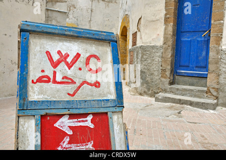 Segno, wc pubblico, Essaouira, Marocco, Africa, PublicGround Foto Stock