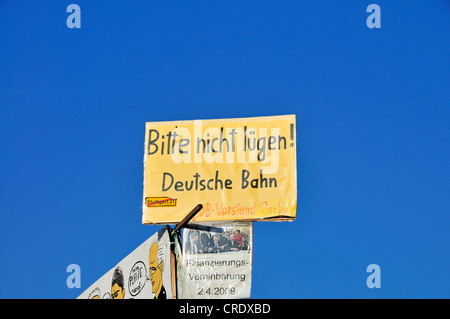 Informazioni e volantino di protesta, "Bitte nicht luegen! Deutsche Bahn', tedesco per "Si prega di non mentire, Deutsche Bahn, Tedesco Foto Stock