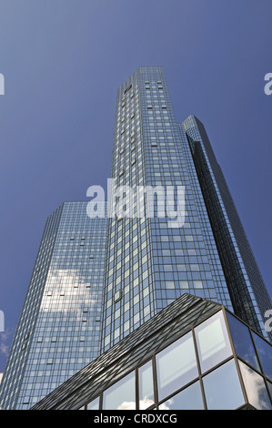 Alto edificio, sede della Deutsche Bank, il quartiere finanziario di Francoforte am Main, Hesse, Germania, Europa PublicGround Foto Stock