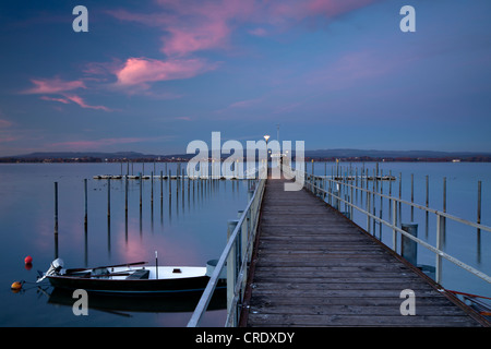 Pontile Iznang sul Lago di Costanza, tramonto, crepuscolo, Baden-Wuerttemberg, Germania, Europa PublicGround Foto Stock