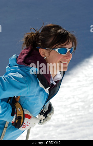 Sciatore femmina con occhiali da sole, Francia, Alpi Foto Stock