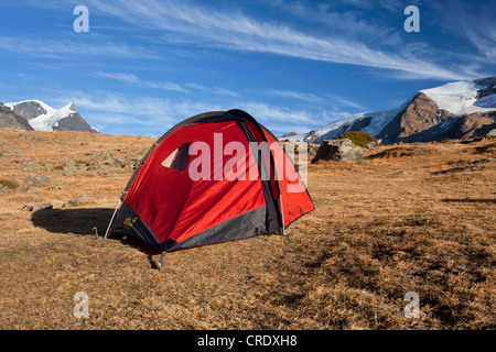 Tenda Rossa nelle montagne vicino Lago Stellisee, Fluhalp, Zermatt, Vallese, alpi svizzere, Svizzera, Europa, PublicGround Foto Stock