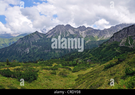 Cresta di montagna tra Schafalpenkopf mountain e Kanzelwand mountain, nuvole, Allgaeu Alpi, Baviera, PublicGround Foto Stock