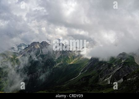 Cresta di montagna tra Schafalpenkopf mountain e Kanzelwand mountain, nuvole, Allgaeu Alpi, Baviera, PublicGround Foto Stock