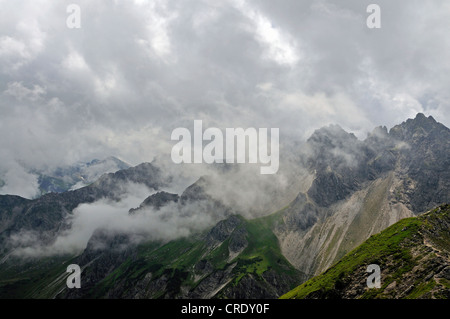 Cresta di montagna tra Schafalpenkopf mountain e Kanzelwand mountain, nuvole, Allgaeu Alpi, Baviera, PublicGround Foto Stock