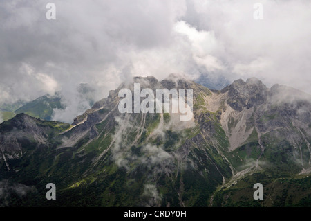 Cresta di montagna tra Schafalpenkopf mountain e Kanzelwand mountain, nuvole, Allgaeu Alpi, Baviera, PublicGround Foto Stock