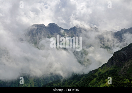 Cresta di montagna tra Schafalpenkopf mountain e Kanzelwand mountain, nuvole, Allgaeu Alpi, Baviera, PublicGround Foto Stock