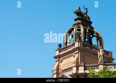 Soldato Romano carri e cavalli scultura sulla sommità del London Hippodrome. Leicester Square, Londra, Inghilterra Foto Stock