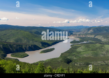 Yukon fiume dalla cupola di mezzanotte vicino alla città di Dawson, Canada, America del Nord Foto Stock