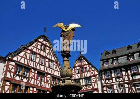 Michaelsfigur statua sulla fontana Michaelsbrunnen davanti di Bernkastel town hall, Marktplatz square a Bernkastel-Kues Foto Stock