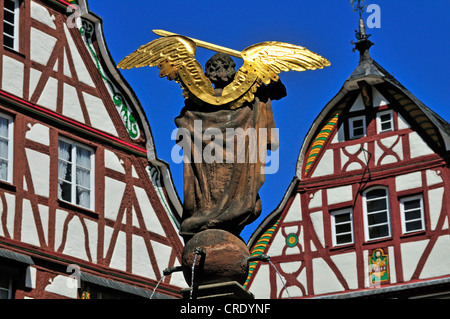 Michaelsfigur statua sulla fontana Michaelsbrunnen davanti di Bernkastel town hall, Marktplatz square a Bernkastel-Kues Foto Stock