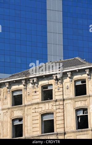 Edificio abbandonato, dietro la Tour du Midi, edificio più alto in Belgio, Unione europea edificio di Bruxelles, Belgio, Europa Foto Stock