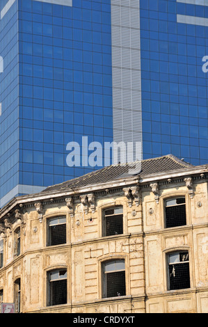 Abbandonata, edificio fatiscente nella parte anteriore del Tour du Midi, edificio più alto in Belgio, la costruzione dell'Unione europea Foto Stock