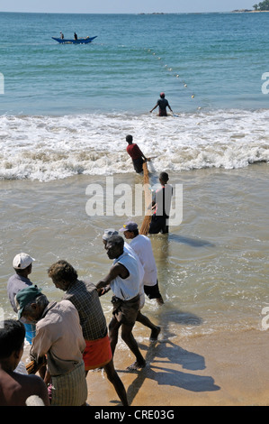 I pescatori tirando in una rete su una spiaggia a Galle, Sri Lanka, Ceylon, Asia del Sud, Asia Foto Stock