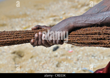 Pescatore tira un netto su una spiaggia a Galle, Sri Lanka, Ceylon, Asia del Sud, Asia Foto Stock