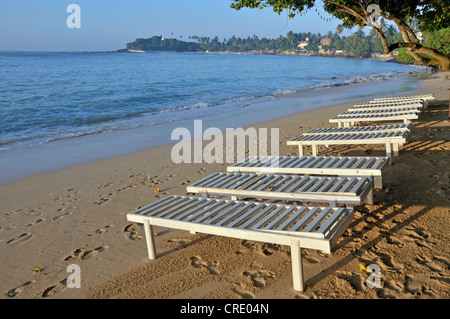 Vuoto sedie a sdraio sulla spiaggia, Unawatuna, Sri Lanka, Ceylon, Asia del Sud, Asia Foto Stock